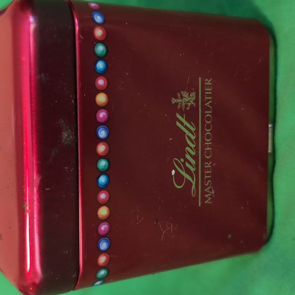 Vintage Lindt Master Chocolatier Holiday Chocolate Tin Box - Picture 2 of 3